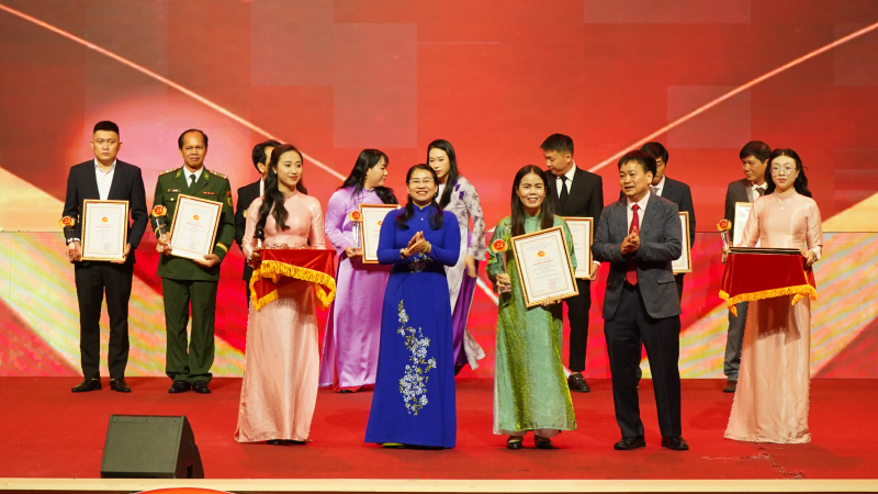 Nghĩa Đảng t&igrave;nh người, vững bước an cư 