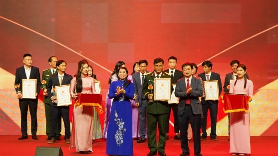 Ở đ&acirc;u d&acirc;n kh&oacute;, ở đ&oacute; c&oacute; Bộ đội Cụ Hồ