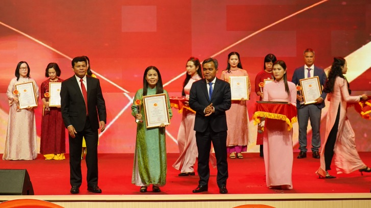 "Kh&ocirc;ng nhận hoa ch&uacute;c mừng&rdquo;, Tu Mơ R&ocirc;ng nhận tương lai 