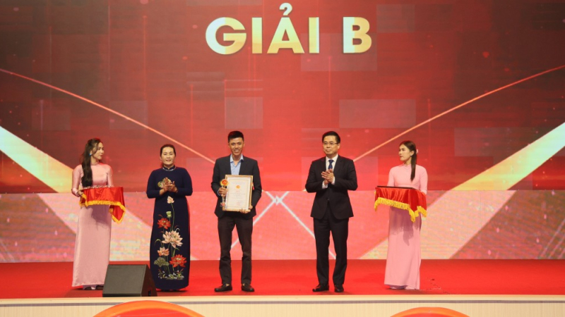 Vượt n&uacute;i Ngọc Linh &ldquo;c&otilde;ng&rdquo; h&agrave;nh ch&iacute;nh số v&agrave;o l&agrave;ng 