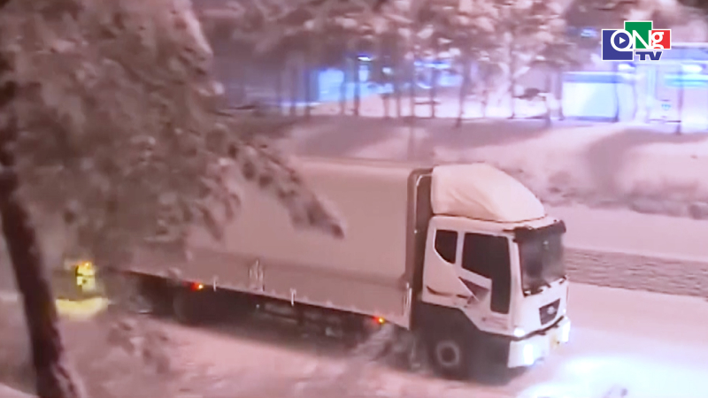 Giao th&ocirc;ng tại H&agrave;n Quốc gi&aacute;n đoạn do tuyết rơi d&agrave;y