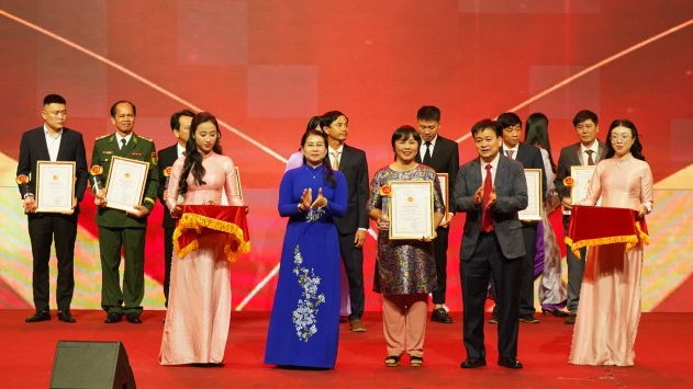 &Yacute; Đảng l&ograve;ng d&acirc;n: Từ &aacute;p lực đến năng lực 