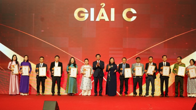 Khi &yacute; Đảng thấm v&agrave;o n&ocirc;ng sản sạch 