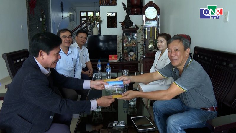 Viếng hương nguy&ecirc;n l&atilde;nh đạo tỉnh v&agrave; thăm, ch&uacute;c Tết gia đ&igrave;nh ch&iacute;nh s&aacute;ch