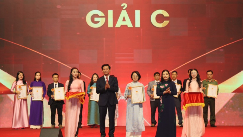 Khi &ldquo;Đảng vi&ecirc;n đi trước&hellip;&rdquo;