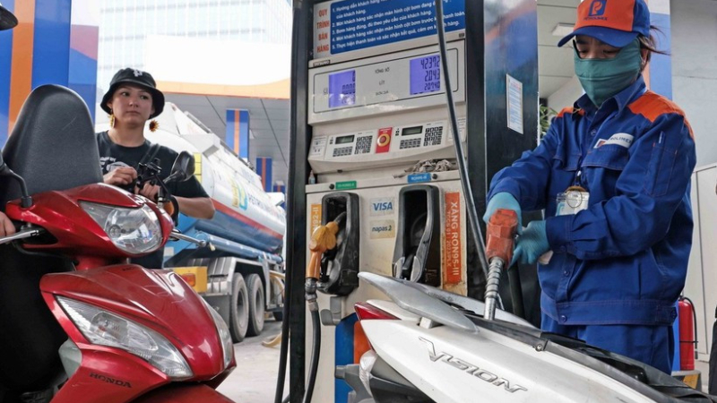 Ngăn b&aacute;n cầm chừng xăng dầu, bảo đảm thị trường Tết ổn định