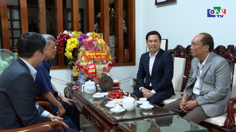 Chủ tịch UBND tỉnh thăm, ch&uacute;c Tết c&aacute;c đồng ch&iacute; nguy&ecirc;n l&atilde;nh đạo tỉnh