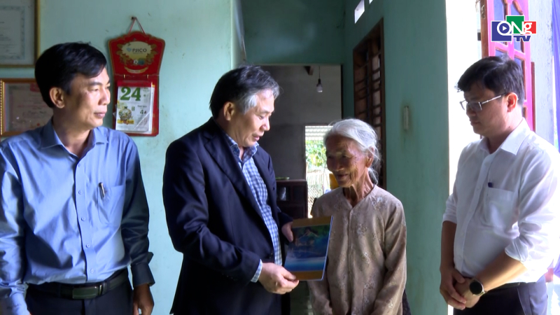 Thăm, ch&uacute;c Tết nguy&ecirc;n l&atilde;nh đạo tỉnh v&agrave; người c&oacute; c&ocirc;ng