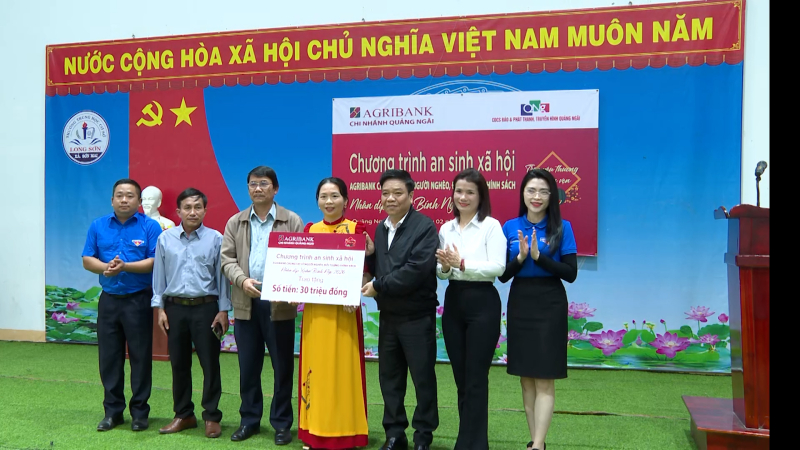 Tết y&ecirc;u thương - Xu&acirc;n ấm &aacute;p cho học sinh x&atilde; Sơn Mai