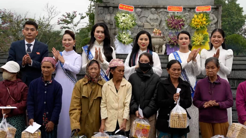 Trao qu&agrave; Tết cho người d&acirc;n v&agrave; học sinh v&ugrave;ng cao Ba Tơ