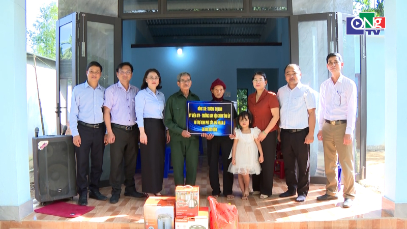 Trao tặng nh&agrave; nh&acirc;n &aacute;i tại x&atilde; Sơn Hạ