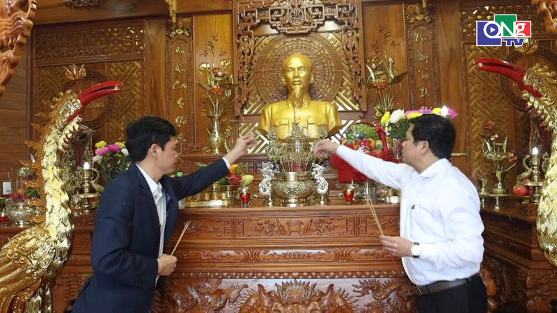 Ph&oacute; B&iacute; thư Tỉnh ủy, Chủ tịch HĐND tỉnh Nguyễn Đức Tuy d&acirc;ng hương tưởng niệm c&aacute;c Anh h&ugrave;ng liệt sĩ