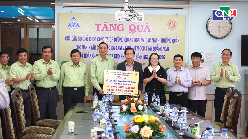 Tặng qu&agrave; Tết cho nạn nh&acirc;n chất độc da cam, cựu chiến binh kh&oacute; khăn