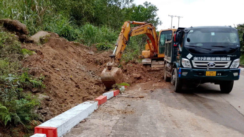 Tập trung sửa chữa đường để người d&acirc;n đi lại an to&agrave;n ng&agrave;y Tết