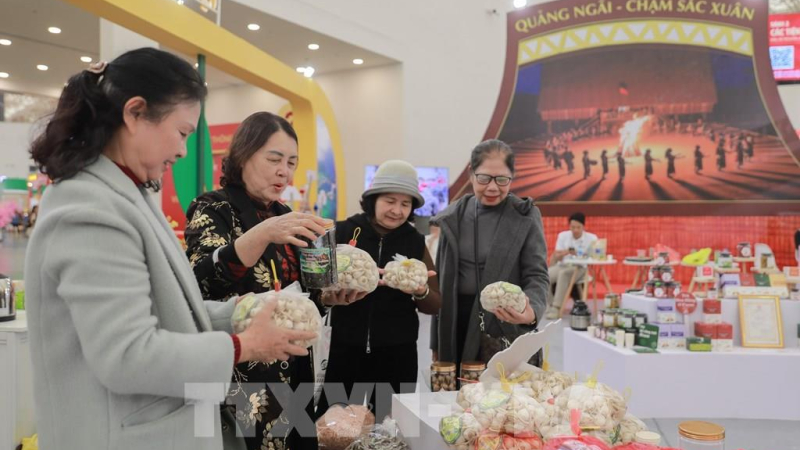 Gian h&agrave;ng tỉnh Quảng Ng&atilde;i thu h&uacute;t kh&aacute;ch h&agrave;ng tại Hội chợ M&ugrave;a Xu&acirc;n 2026