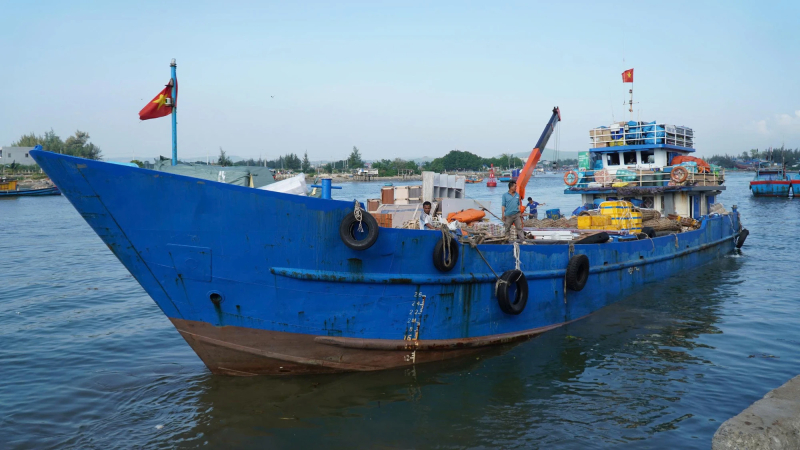 Tấp nập chở h&agrave;ng, hoa tết từ đất liền ra đảo L&yacute; Sơn