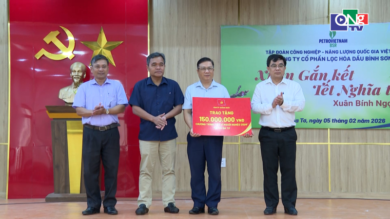 Trao 150 suất qu&agrave; Tết cho người d&acirc;n Ba Tơ