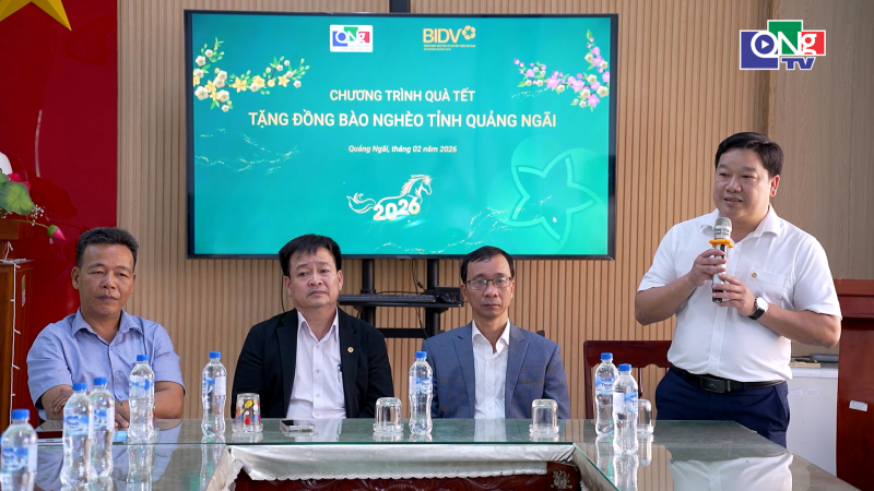 Tặng qu&agrave; cho hộ ngh&egrave;o phường Nghĩa Lộ