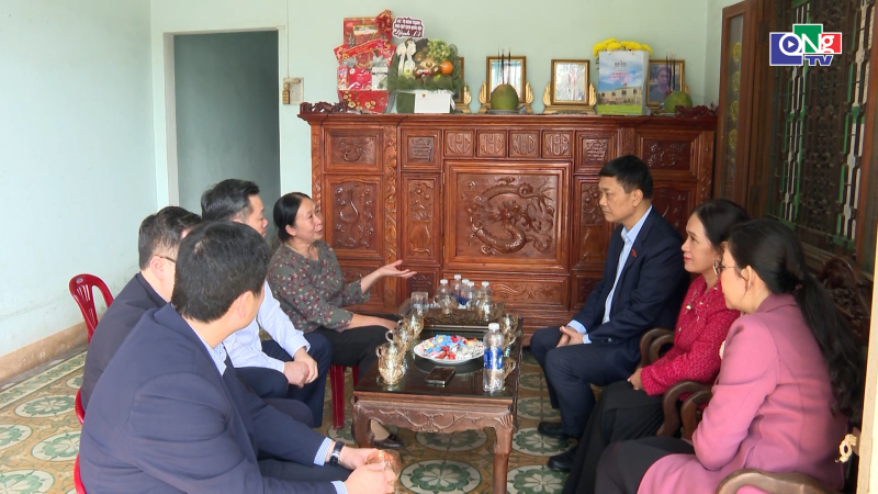 Ph&oacute; Chủ tịch Quốc hội Vũ Hồng Thanh ch&uacute;c Tết tại tỉnh Quảng Ng&atilde;i