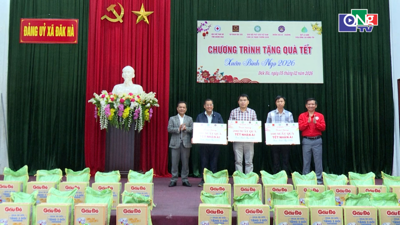 Ph&oacute; B&iacute; thư Thường trực Tỉnh ủy U Huấn trao qu&agrave; Tết 