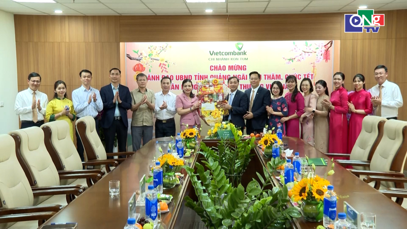 Thăm, ch&uacute;c Tết Ng&acirc;n h&agrave;ng Vietcombank chi nh&aacute;nh Kon Tum