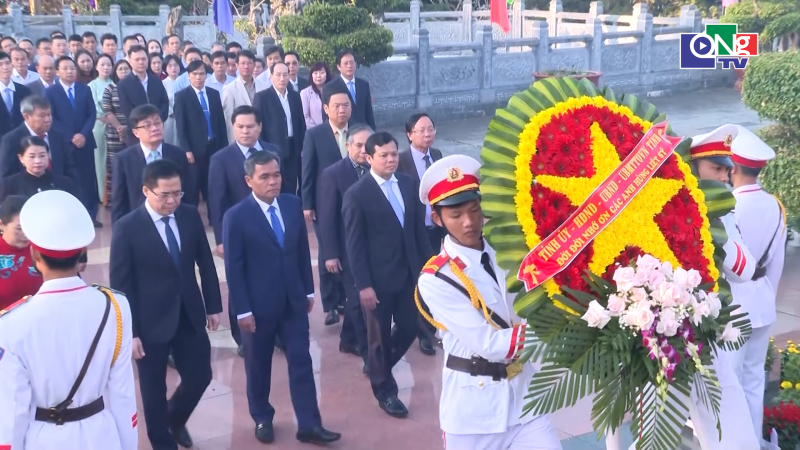 L&atilde;nh đạo tỉnh d&acirc;ng hương tại Nghĩa trang liệt sĩ Kon Tum