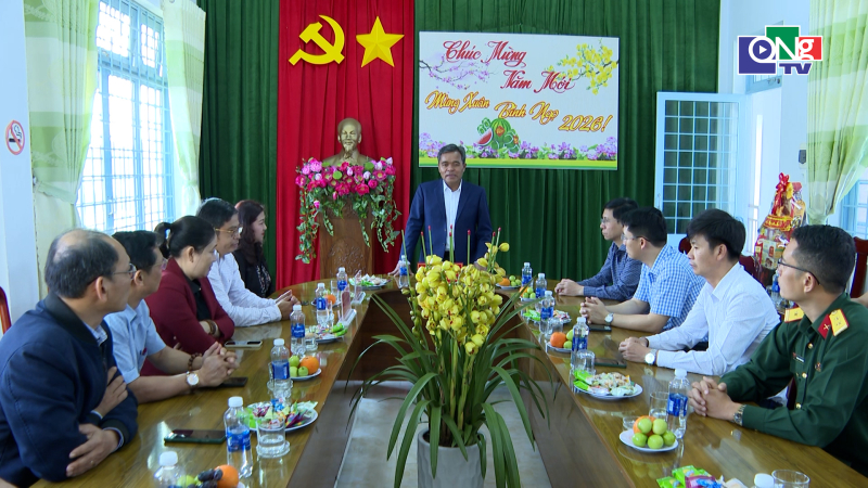 B&iacute; thư Tỉnh uỷ thăm, ch&uacute;c Tết x&atilde; Đăk Rơ Wa