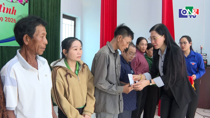 Ph&oacute; trưởng Ban Tổ chức Trung ương B&ugrave;i Thị Quỳnh V&acirc;n trao qu&agrave; Tết tại x&atilde; Trường Giang