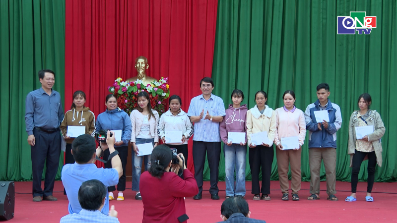 Trao qu&agrave; Tết tại x&atilde; Tu Mơ R&ocirc;ng