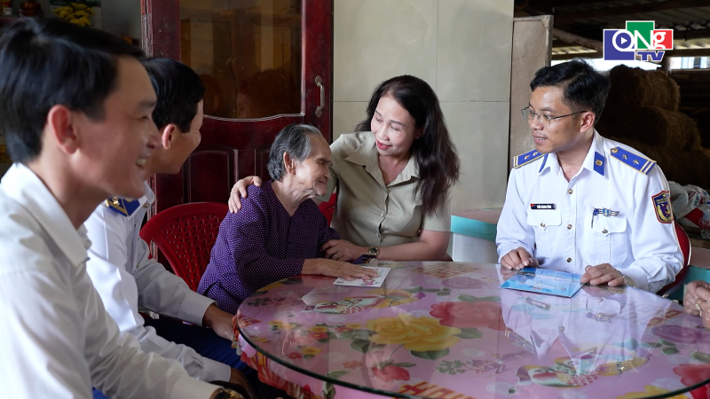 Ấm &aacute;p chương tr&igrave;nh &ldquo;Tết hải đảo &ndash; Xu&acirc;n thắm t&igrave;nh qu&acirc;n d&acirc;n&rdquo;