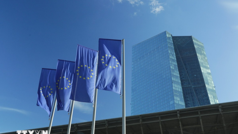 ECB chọn giữ nguy&ecirc;n l&atilde;i suất 