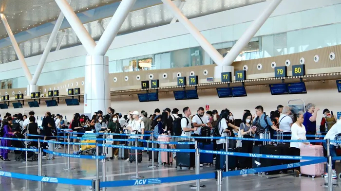 S&acirc;n bay T&acirc;n Sơn Nhất dự kiến đ&oacute;n khoảng 145.000 lượt kh&aacute;ch/ng&agrave;y dịp Tết 