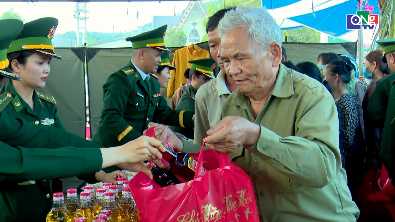 &ldquo;Xu&acirc;n Bi&ecirc;n ph&ograve;ng ấm l&ograve;ng d&acirc;n bản&rdquo; tại x&atilde; bi&ecirc;n giới Sa Loong