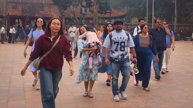 Việt Nam đ&oacute;n gần 2,5 triệu kh&aacute;ch quốc tế trong th&aacute;ng đầu năm 