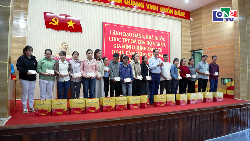 Ph&oacute; Chủ tịch Quốc hội Trần Quang Phương trao qu&agrave; Tết