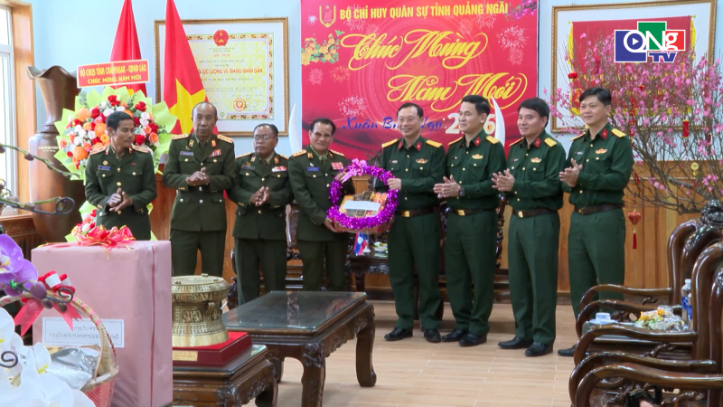 Bộ Chỉ huy Qu&acirc;n sự tỉnh Chămpasăk v&agrave; Attapư ch&uacute;c Tết tại Quảng Ng&atilde;i