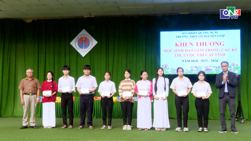 Trao học bổng tại Trường THPT V&otilde; Nguy&ecirc;n Gi&aacute;p