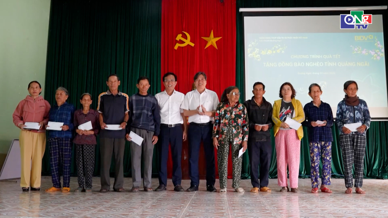  Trao qu&agrave; Tết cho người d&acirc;n x&atilde; Long Phụng, Mỏ C&agrave;y