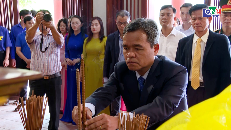 B&iacute; thư Tỉnh ủy viếng hương Thủ tướng Phạm Văn Đồng