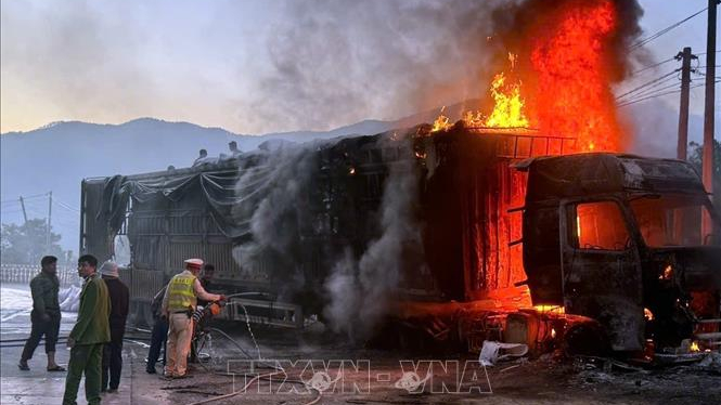 Xe tải bốc ch&aacute;y lớn tr&ecirc;n đ&egrave;o L&ograve; Xo 
