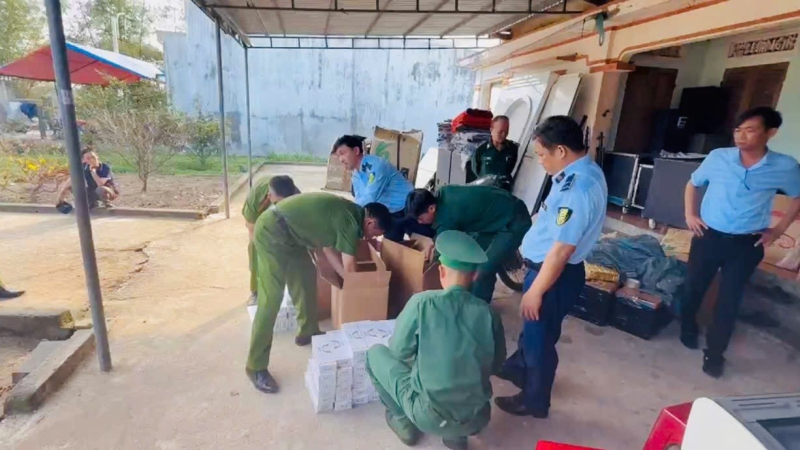 Thu giữ hơn 1400 bao thuốc l&aacute; lậu