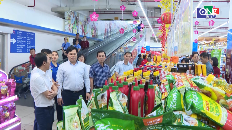 Kiểm tra b&igrave;nh ổn gi&aacute; h&agrave;ng h&oacute;a dịp Tết 