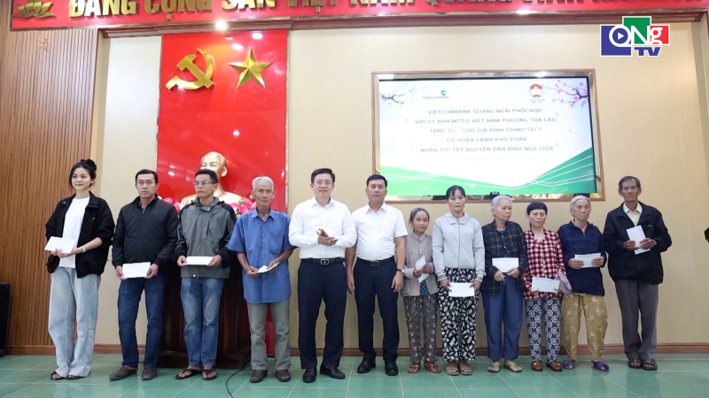 Vietcombank Quảng Ng&atilde;i trao 50 suất qu&agrave; Tết