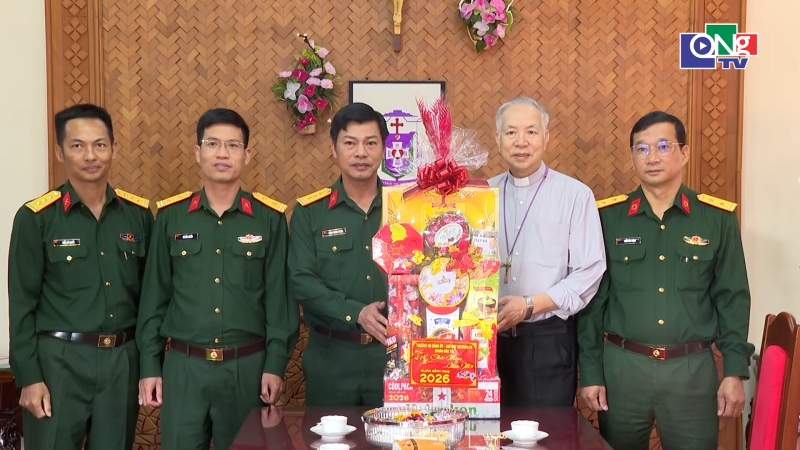   Qu&acirc;n đo&agrave;n 34 thăm, ch&uacute;c Tết T&ograve;a Gi&aacute;m mục Kon Tum