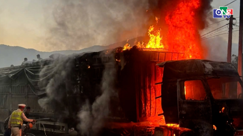 Xe tải bốc ch&aacute;y tr&ecirc;n đ&egrave;o L&ograve; Xo, Quảng Ng&atilde;i