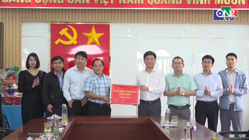 Thăm, ch&uacute;c Tết người c&oacute; c&ocirc;ng ở x&atilde; Kh&aacute;nh Cường v&agrave; phường Sa Huỳnh