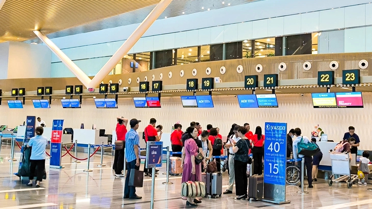 TP.HCM đo th&acirc;n nhiệt to&agrave;n bộ kh&aacute;ch nhập cảnh tại s&acirc;n bay để ph&ograve;ng vi r&uacute;t Nipah 