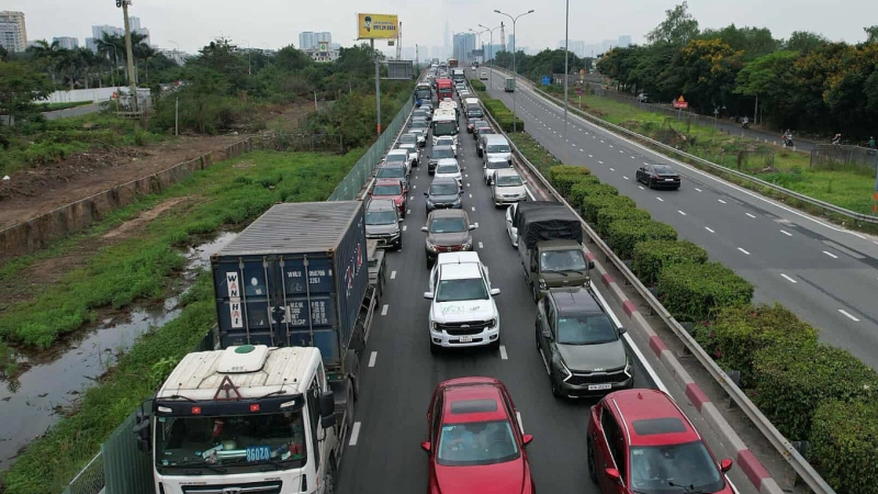 &Ocirc; t&ocirc; &ugrave;n tắc k&eacute;o d&agrave;i tr&ecirc;n cao tốc TP Hồ Ch&iacute; Minh - Phan Thiết