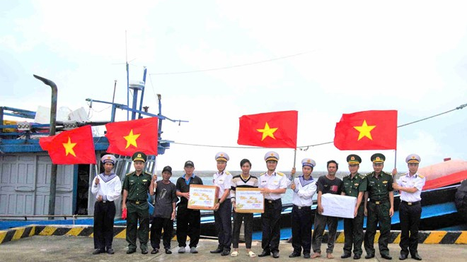 Trao qu&agrave; Tết cho ngư d&acirc;n t&agrave;u c&aacute; v&agrave;o tr&aacute;nh tr&uacute; dịp cuối năm