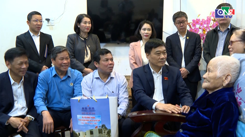 L&atilde;nh đạo Quốc hội thăm, tặng qu&agrave; Mẹ Việt Nam anh h&ugrave;ng
